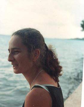 Nuria junto al lago